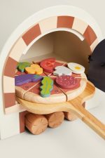 پیتزای اسباب‌بازی چوبی با مواد و برش‌دهنده در یک جعبه کوچک